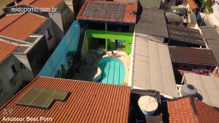 Vídeo incrível de DRONE em São Paulo que flagra casal fodendo ao lado da piscina
